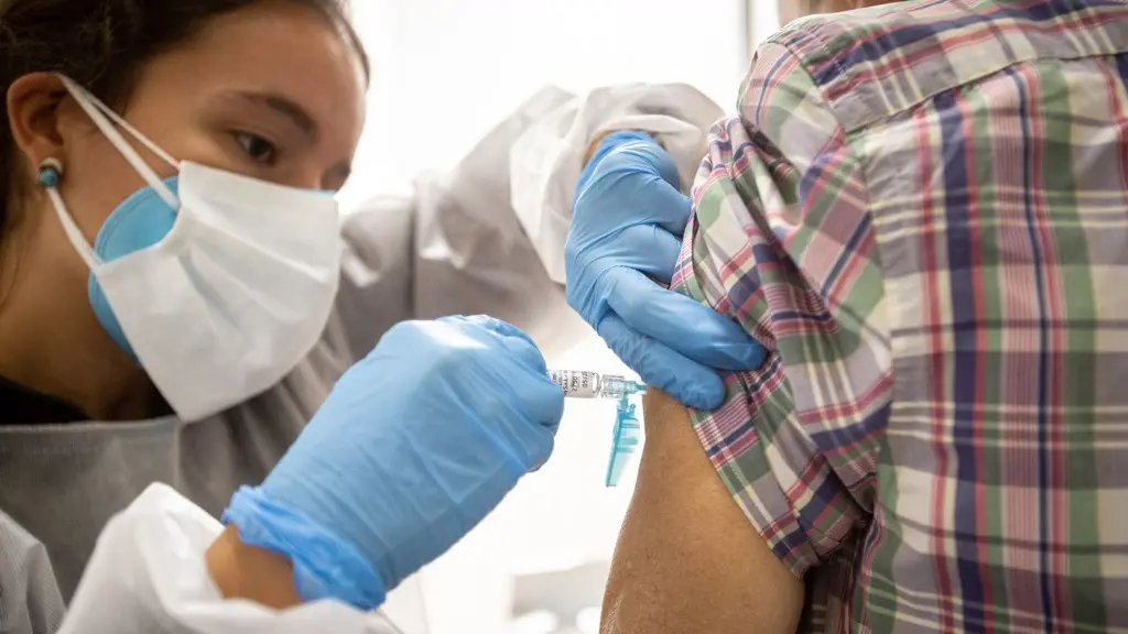 Unha enfermeira inxecta a vacina da gripe a un paciente &nbsp;no inicio da campa&ntilde;a (I&ntilde;aki Berasaluce / Europa Press).