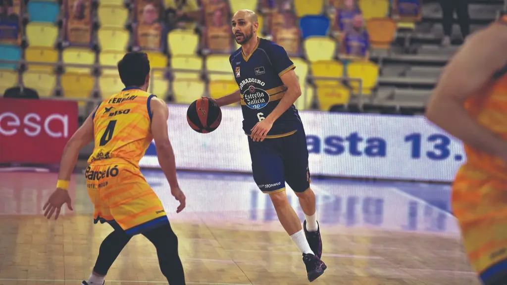 O lendario Albert Oliver tornou no quinto home en repartir 2.000 asistencias na Liga ACB. (Foto: ACB).