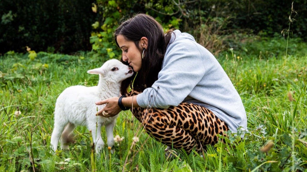 Inés Trillo, fundadora e presidenta do santuario animal Vacaloura cun dos animais que rescataron do maltrato (Nós Diario)