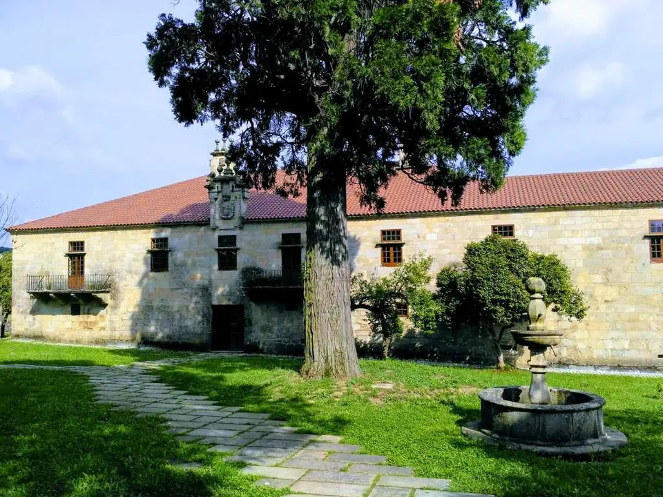 Pazo de Li&ntilde;ares, no municipio de Lal&iacute;n (Imaxe: Wikimedia).
