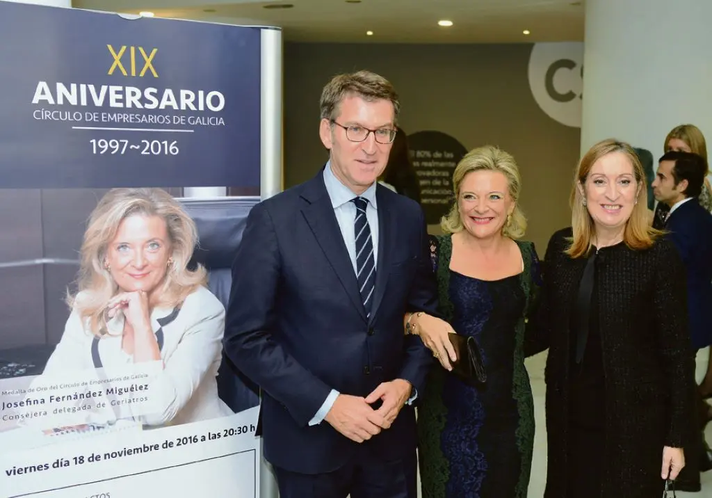 N&uacute;&ntilde;ez Feixoo e a popular Ana Pastor, coa Ceo de DomusVi, Josefina Fern&aacute;ndez, nunha imaxe de arquivo.