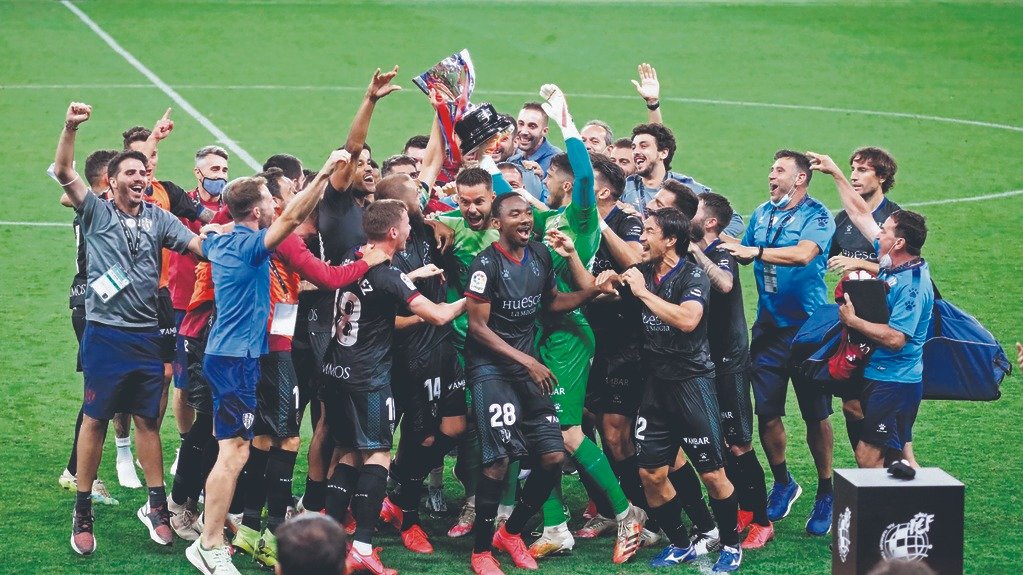Os xogadores da Sociedade Deportiva Huesca, festexando o título de campións da Segunda División. (Foto: SD Huesca).