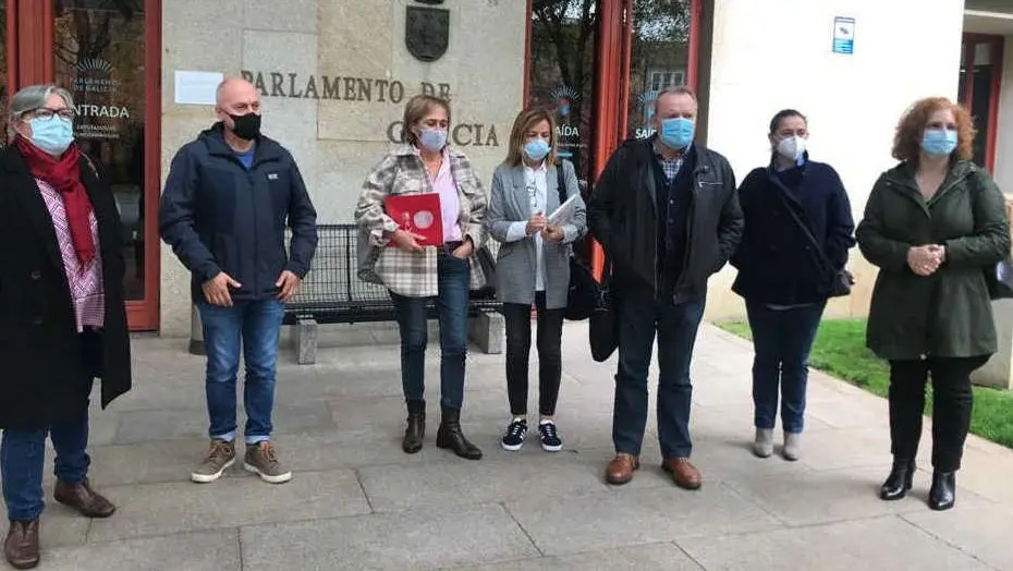 Representantes da CIG, CCOO, UXT e CSIF &aacute;s portas do Parlamento (N&oacute;s Diario)