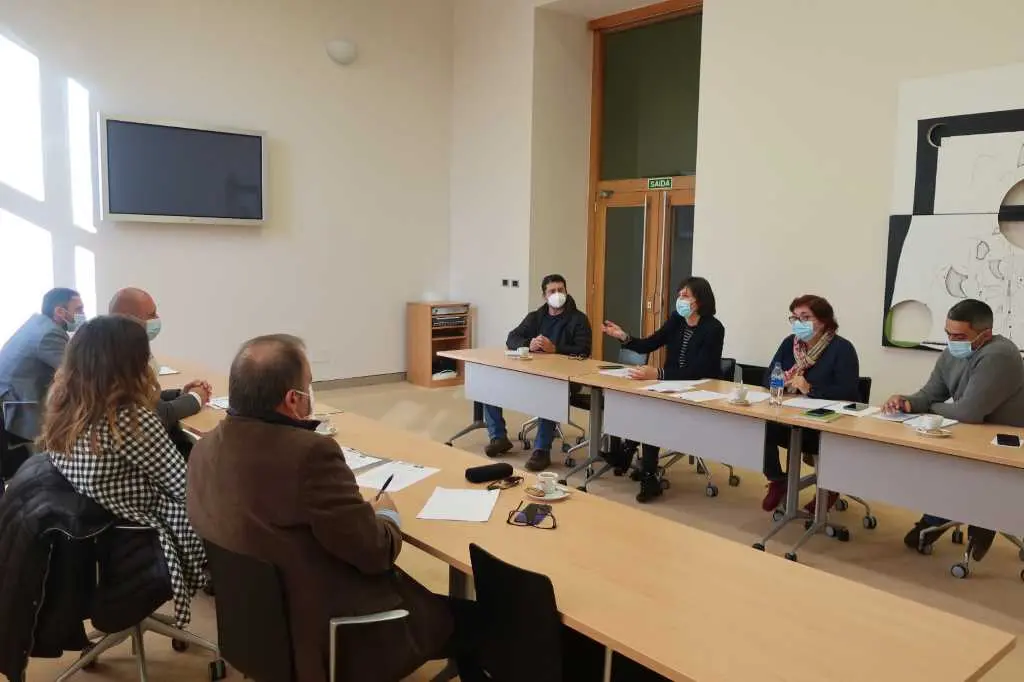 Ana Pont&oacute;n reuniuse con aut&oacute;nomas e aut&oacute;nomos.