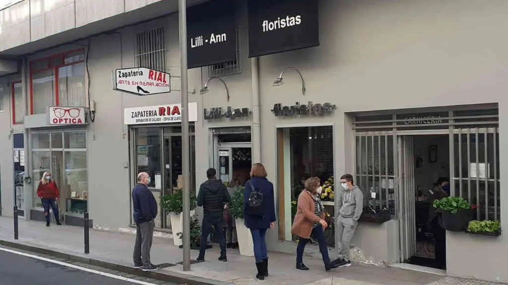 As floristas das cidades traballaban arreo onte horas antes do anuncio de fechamento perimetral (Riob&oacute; Prada)