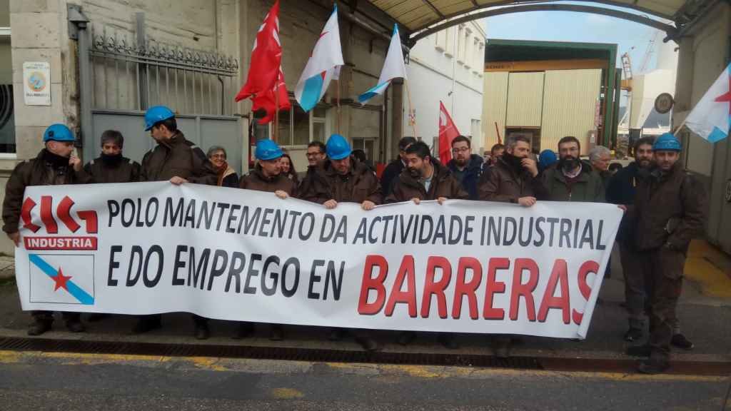 Protesta dos traballadores e traballadoras de Hijos de J. Barreras ás portas do estaleiro (Foto: CIG).