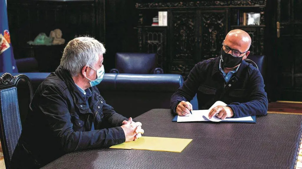 Jos&eacute; Manuel Baltar asina o nomeamento de Miguel Caride como vicepresidente da Deputaci&oacute;n de Ourense. (Foto: Europa Press)