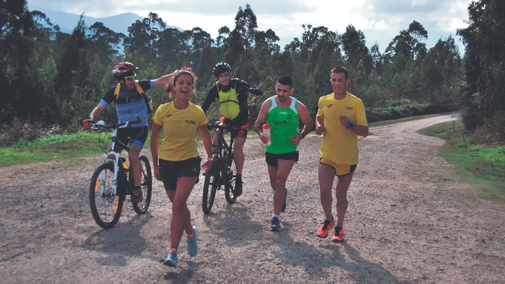 Marcos Groba (dereita) tardou menos de 11 horas en realizar o tramo galego do Camiño Portugués. (Foto: Taninos Runners).