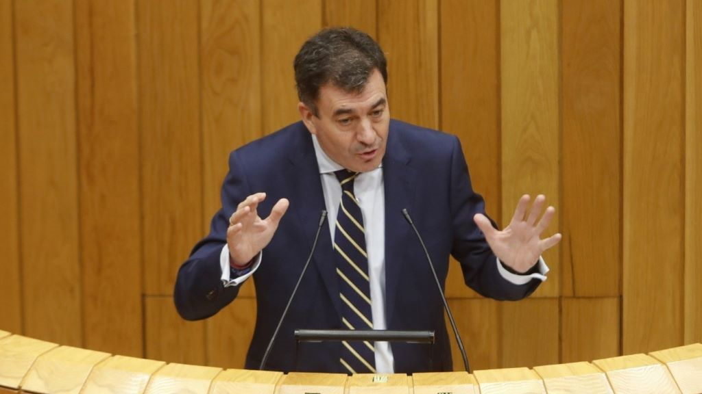 O conselleiro de Educación, Román Rodríguez, nunha comparecencia no Parlamento. (Foto: Europa Press).