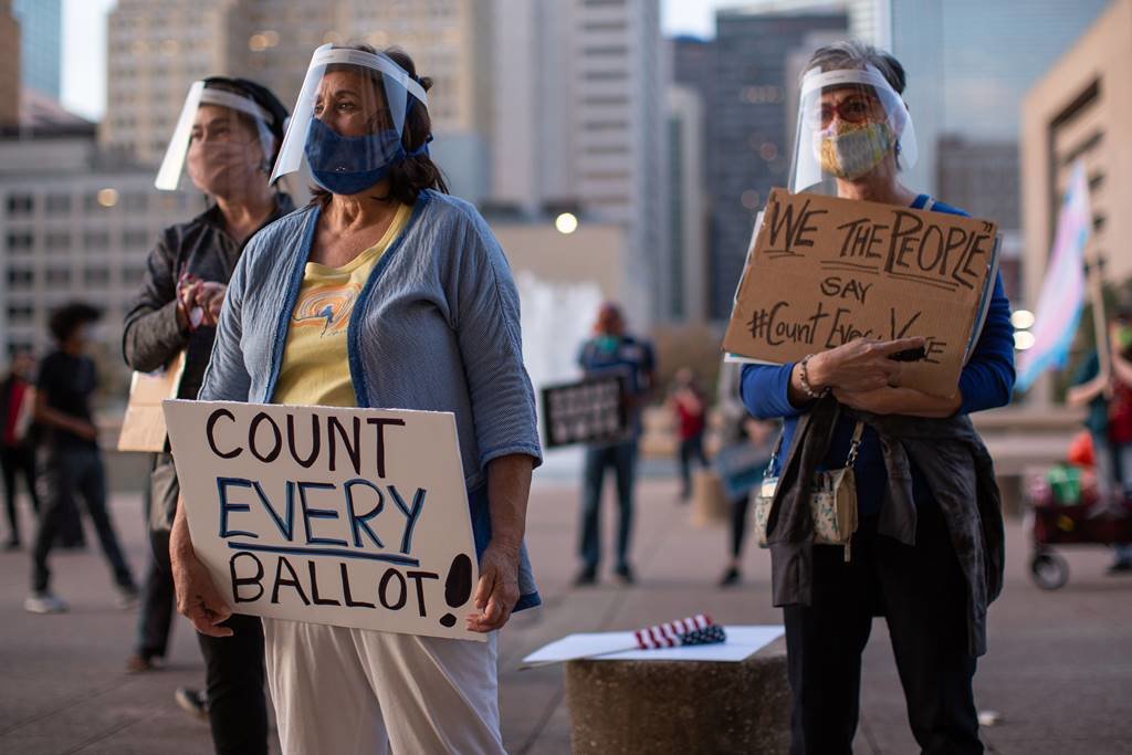 EuropaPress_3413945_04_november_2020_us_dallas_texas_voters_hold_placards_during_rally_one_day (1)