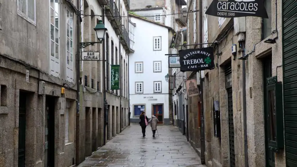 Bares e restaurantes fechados en pleno centro da zona vella de Santiago de Compostela (Foto: Arxina)