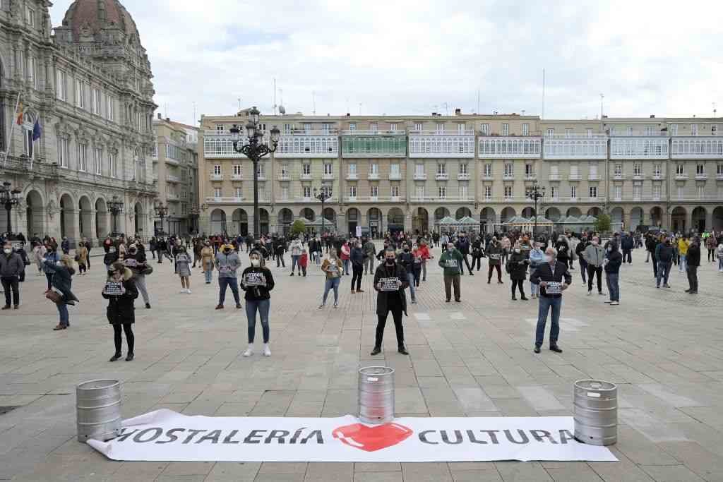 Manifestación do sector hostaleiro en María Pita [Imaxe: M. Dylan / Europa Press].