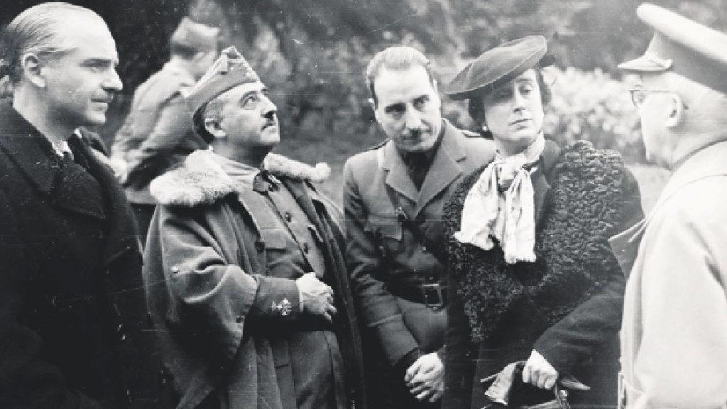 Ramón Serra Suñer, Francisco Franco, Carmen Polo e o gobernador civil, Múñoz de Aguilar no pazo de Meirás en 1938. Arquivo Biblioteca Nacional de España