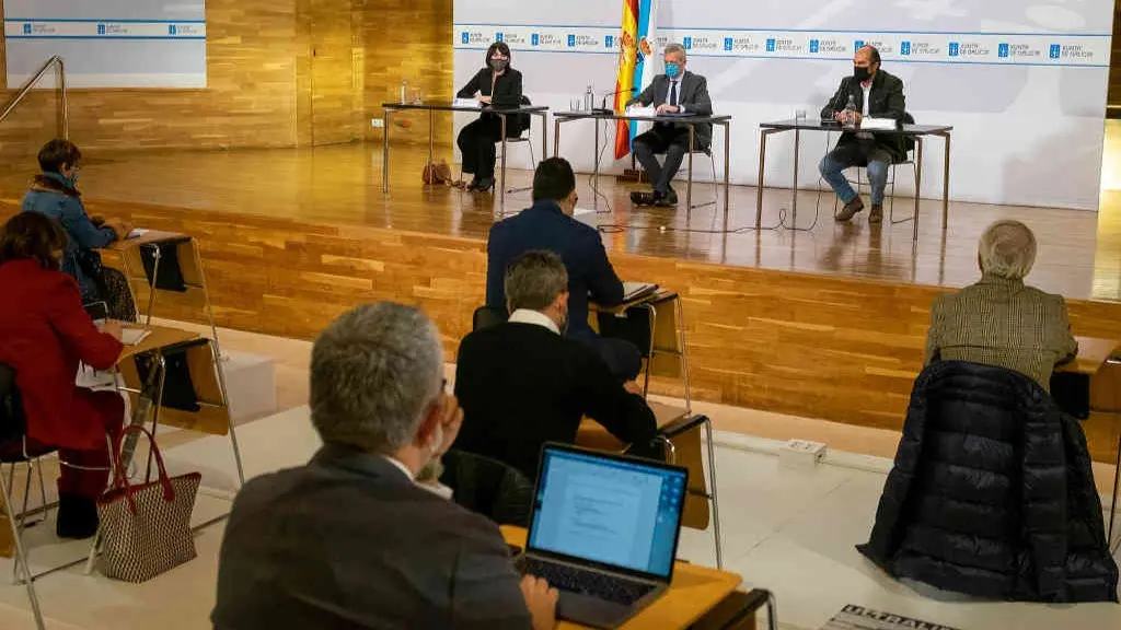 Xuntanza de Alfonso Rueda e Mar&iacute;a Jes&uacute;s Lorenzana co cl&uacute;ster de turismo e organizaci&oacute;ns galegas de hostalar&iacute;a (Xunta da Galiza).