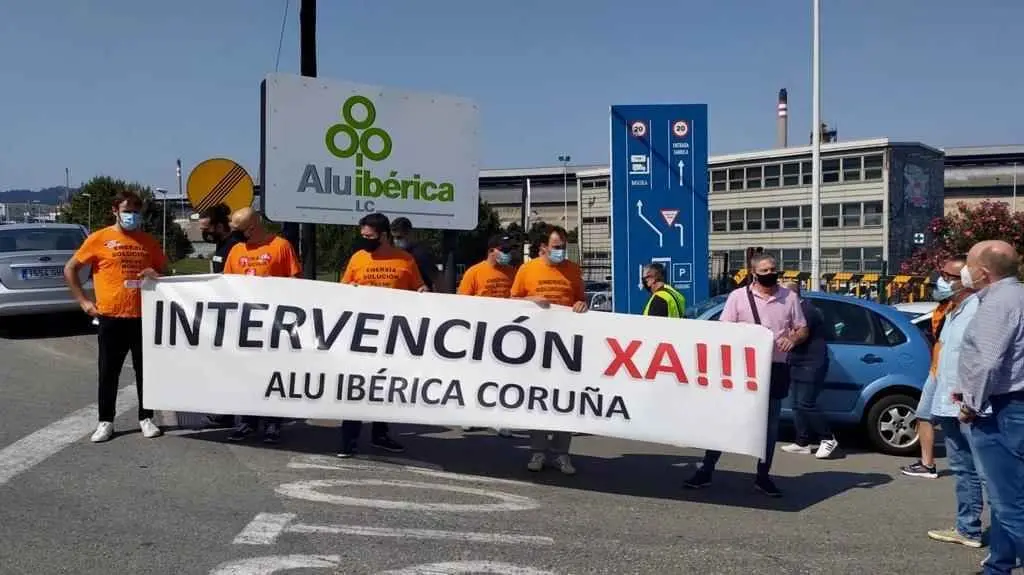 Protesta dos traballadores de Alu Ib&eacute;rica &aacute;s portas da factor&iacute;a (Foto: Comit&eacute; de empresa de Alu Ib&eacute;rica).