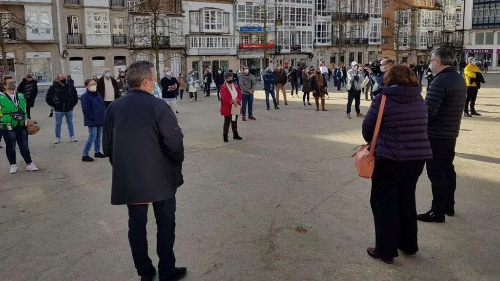 EuropaPress_3426653_hosteleros_comerciantes_concentrados_plaza_armas_ferrol