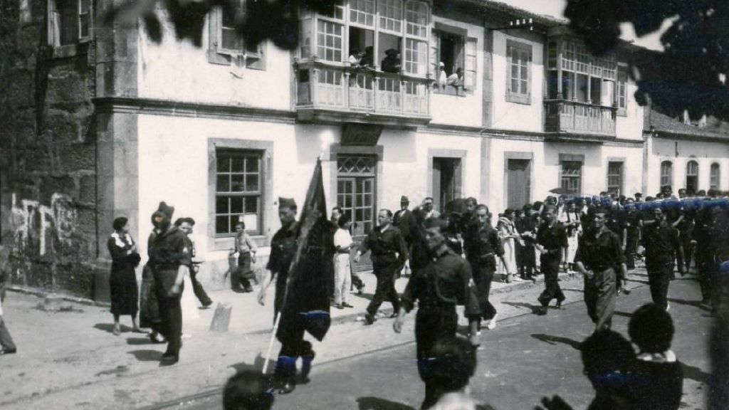 A Falanxe da Ramallosa desfilando en Sabarís, no concello de Baiona.  (Foto: Arquivo J. González)