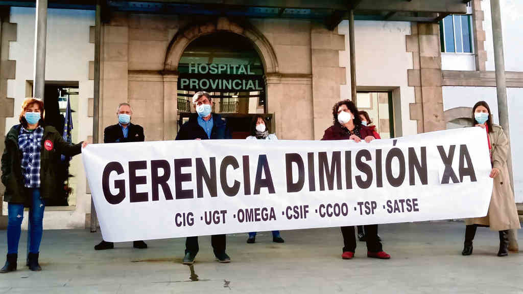Protesta de membros de cada sindicato diante do Hospital Provincial de Pontevedra (Nós Diario)