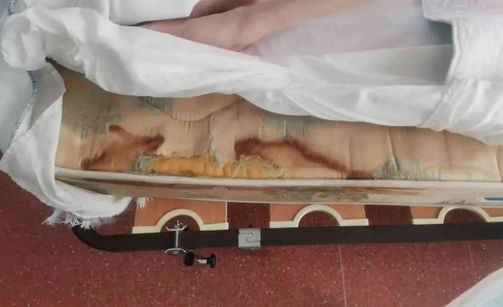 Colch&oacute;n roto nunha cama da residencia de Salvaterra (Imaxe: N&oacute;s Diario).