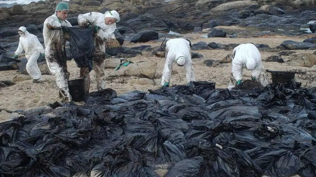 Chapapote nas praias galegas (Imaxe de arquivo: Europa Press)