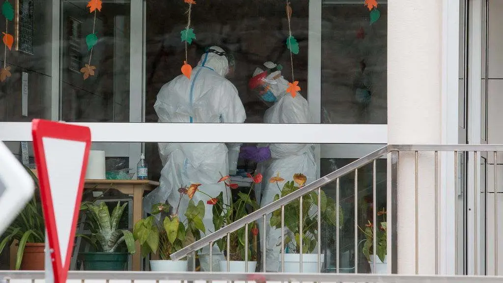 Dous traballadores sanitarios nunha residencia de maiores da Galiza. (Foto: Carlos Castro / Europa Press)