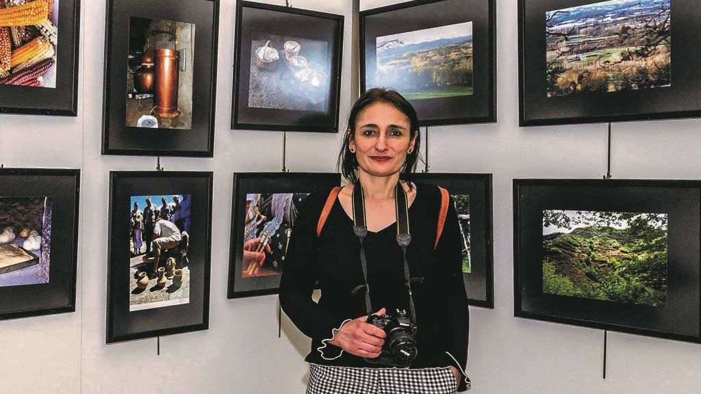 A fotógrafa, libreira e responsábel da web Aldeas galegas, nunha das súas exposicións. Foto Carlos Rueda
