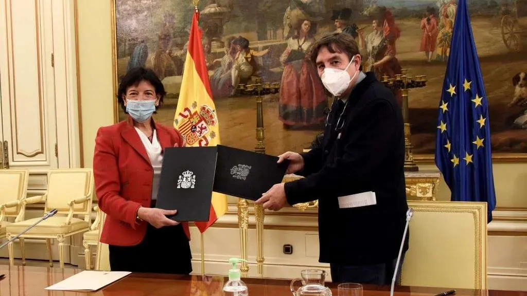 O director do Cervantes, Luis Garc&iacute;a Montero, coa ministra de Educaci&oacute;n Isabel Cela&aacute;. (Foto: Europa Press)