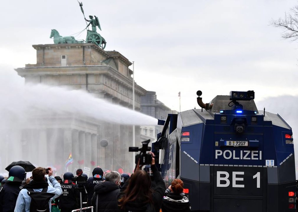 EuropaPress_3437688_18_november_2020_berlin_police_use_water_cannons_to_disperse_protesters