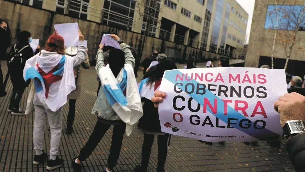 Concentraci&oacute;n de Queremos Galego en Compostela contra a persecuci&oacute;n do galego. (Foto: Arxina)