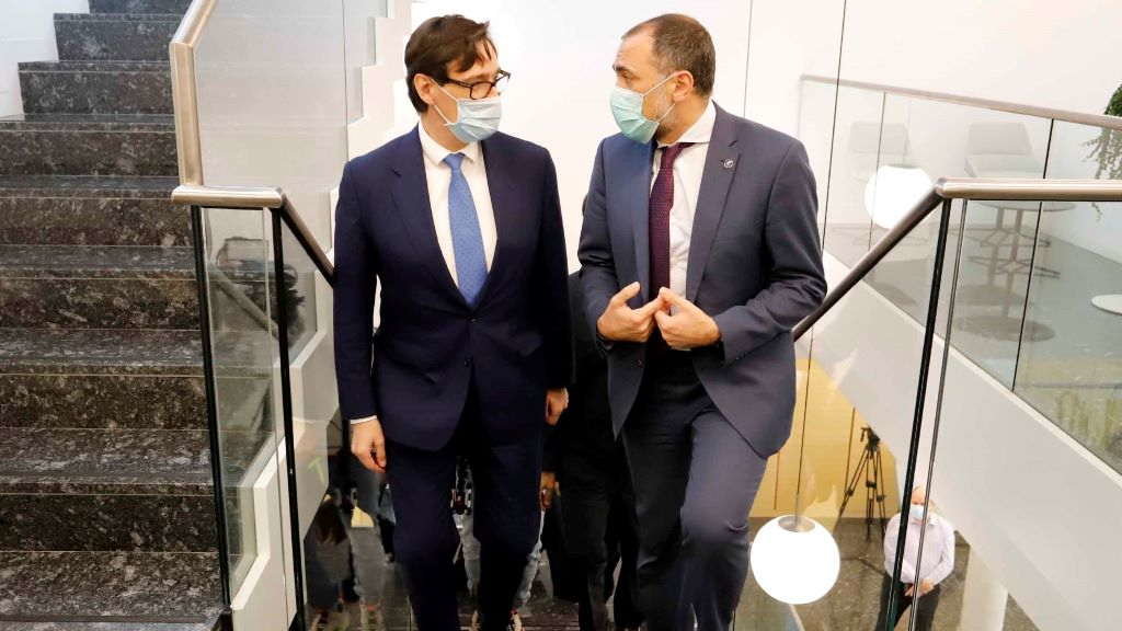 O ministro Salvador Illa e o conselleiro Julio García nunha visita a unha empresa. (Foto: Marta Vázquez Rodríguez / Europa Press)