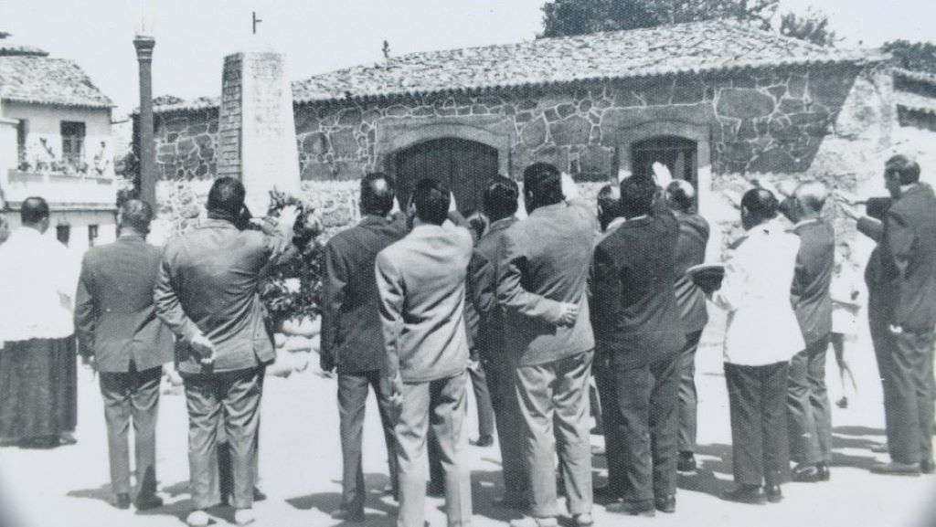 O párroco, José Bretal, a canda un grupo de falanxistas, na inauguración dun monumento aos caídos no Grove. (Foto: Arquivo Antón Mascato)