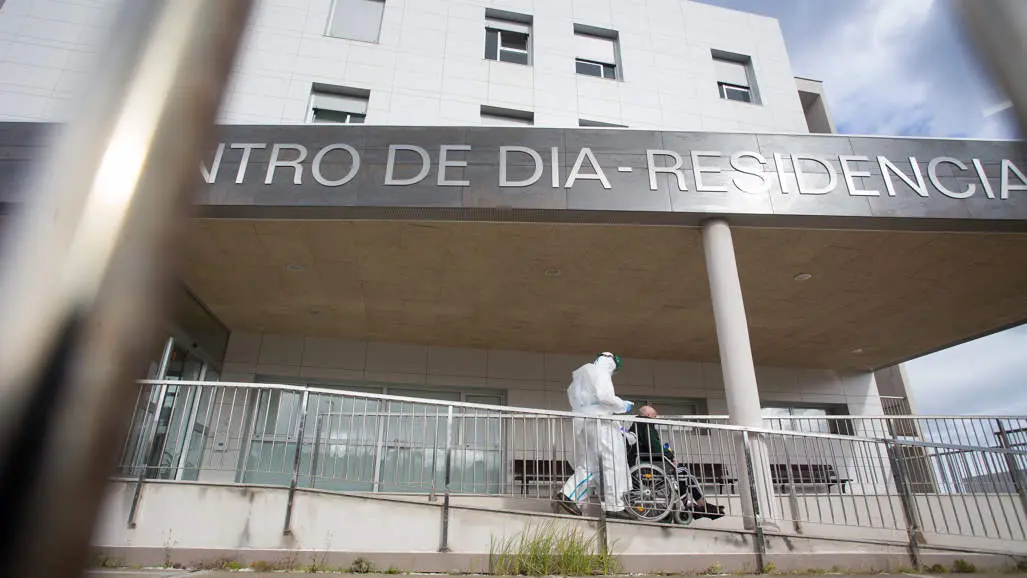 ResidenciaEuropaPress_3421456_trabajador_sanitario_totalmente_protegido_acuden_buscar_anciano_residencia