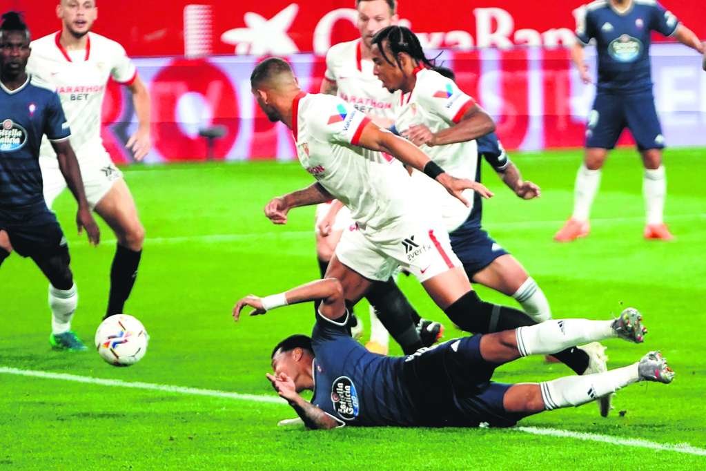 A pesar dunha evidente mellora no xogo, o conxunto celeste volveu caer derrotado na Liga. (Foto: Sevilla FC).