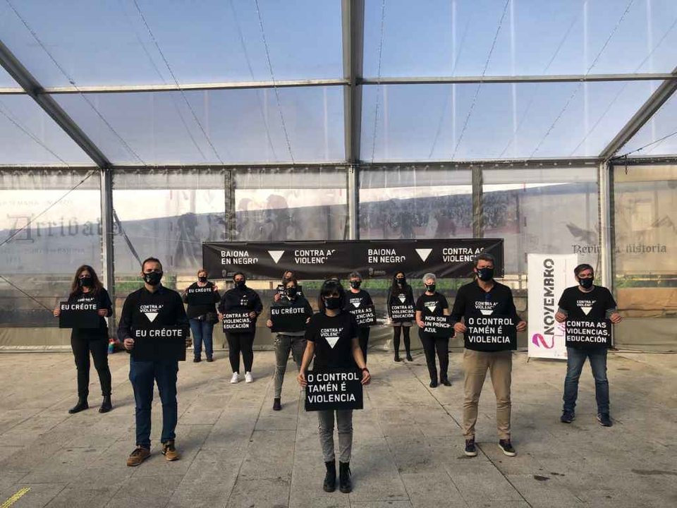 Acto contra as violencias machistas en Baiona (campaña En negro)