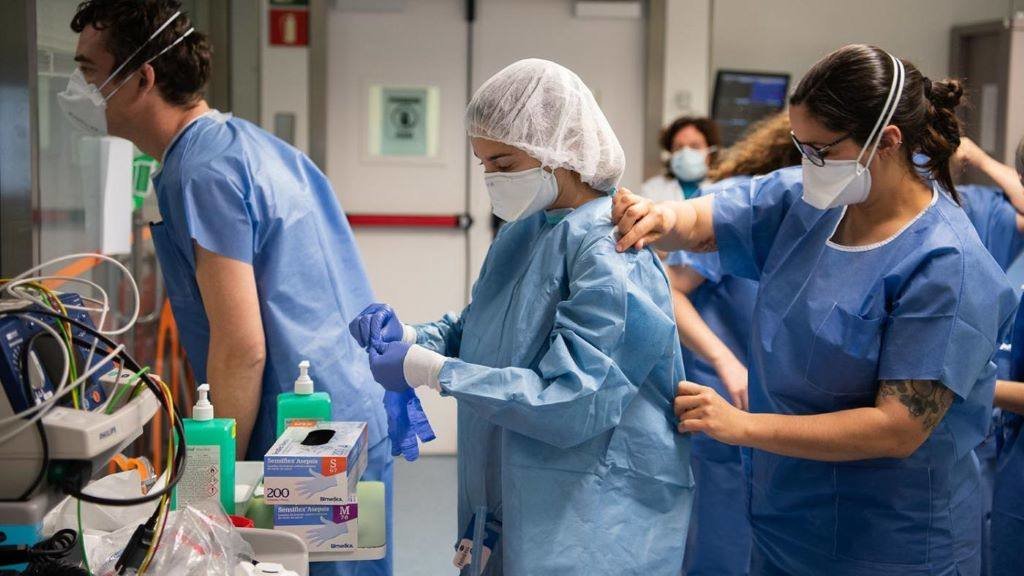 Profesionais sanitarios nun hospital. (Foto: Francisco Havia / Universidade de Vigo)