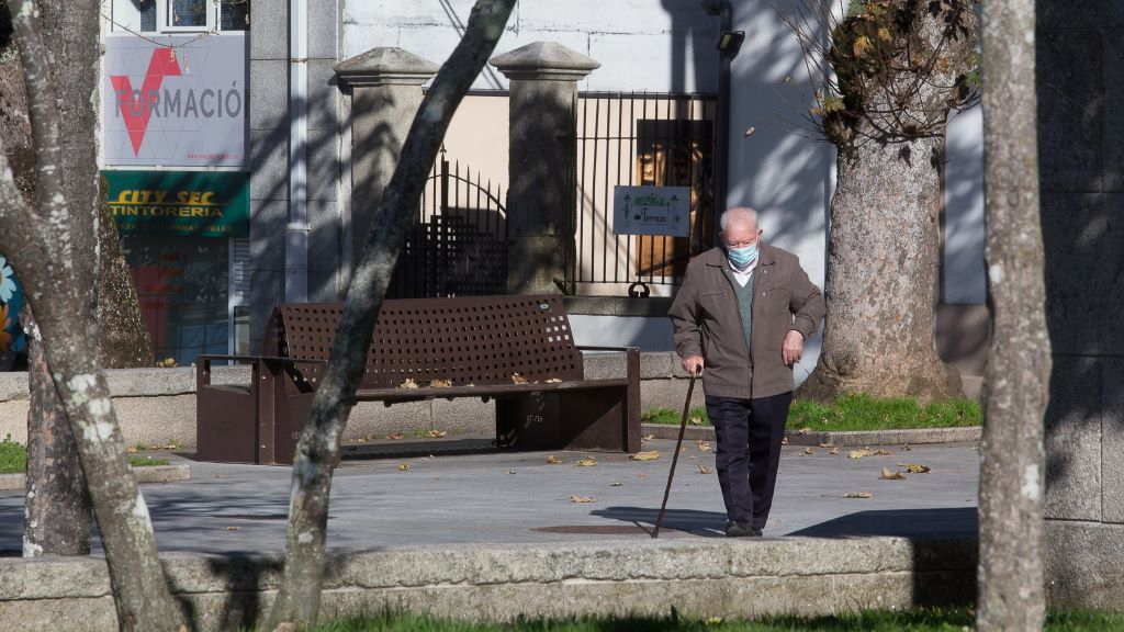 Un home camiña por Vilalba o día que entraron en vigor algunhas das restricións. (Foto: Carlos Castro / Europa Press)