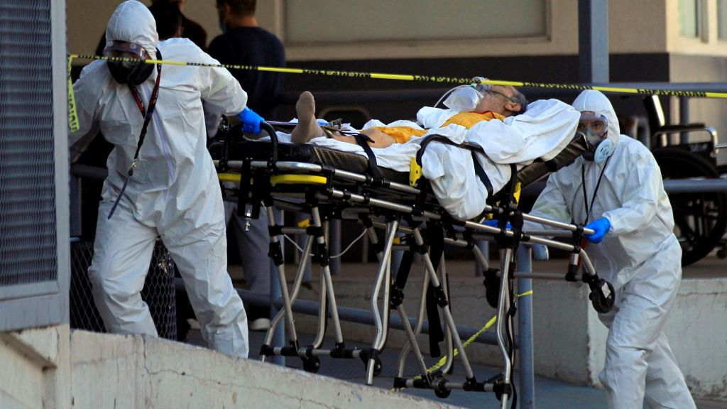 Unha persoa é trasladada a un centro hospitalario contaxiada pola Covid-19. (Foto: Europa Press)