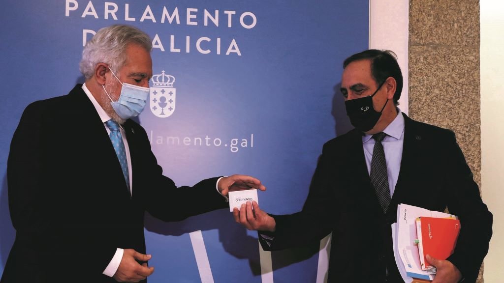O conselleiro Valeriano Martínez entregou onte os orzamentos ao presidente da Cámara, Miguel Santalices. (Foto: Arxina)