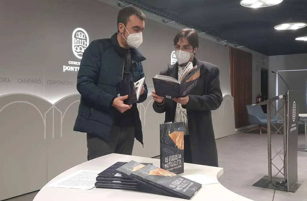 O concelleiro de Memoria e Patrimonio Hist&oacute;rico de Pontevedra, Xaqu&iacute;n Moreda, xunto co guionista de Os berros da motocicleta Kiko da Silva (Imaxe: Concello de Pontevedra).