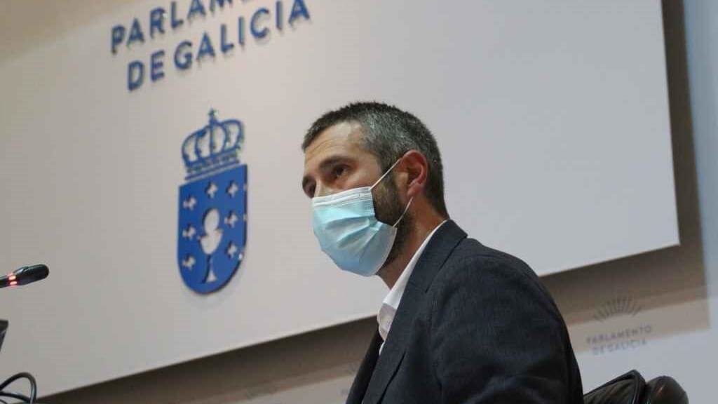 Alberto Varela, presidente da Fegamp, no Parlamento galego (Foto: Fegamp).
