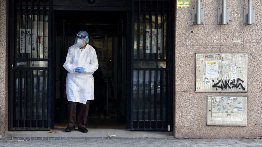 Un sanitario protexido contra a Covid-19 no portal dun edificio. (Foto: Europa Press)
