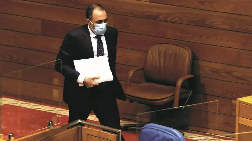 O conselleiro de Sanidade, Julio Garc&iacute;a Comesa&ntilde;a, compareceu hoxe por vez primeira no Parlamento galego. (Foto: Arxina)