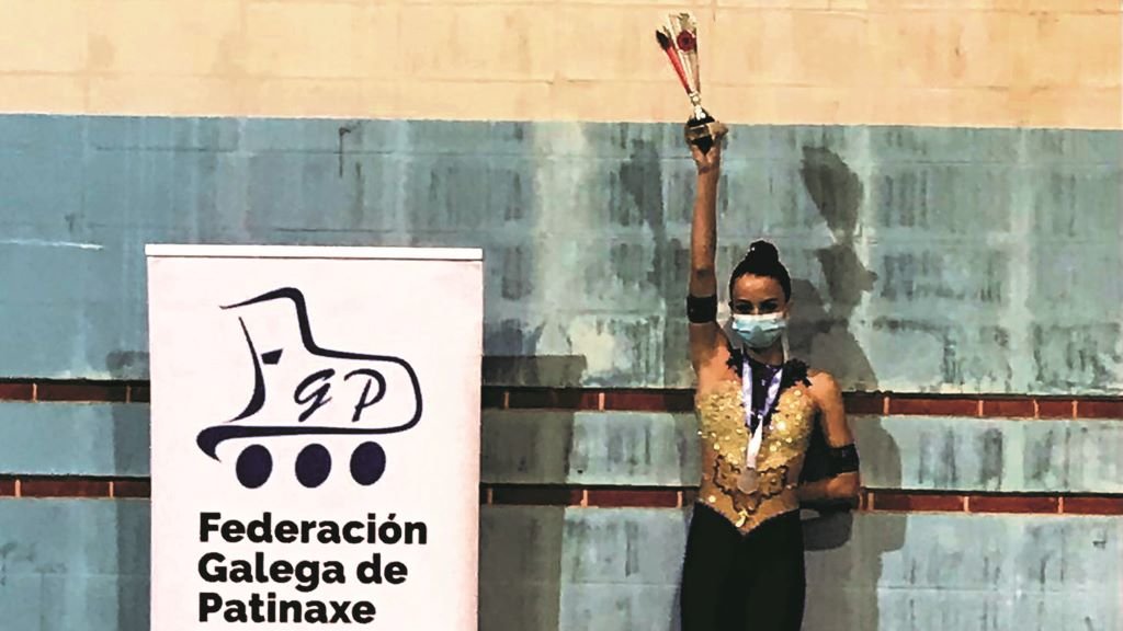 A subcampioa, Anahí Álvarez, posa coa súa medalla prata. (Foto: Nós Diario).