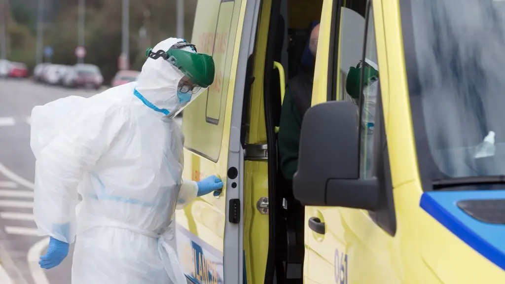 Un traballador sanitario xunto a unha ambulancia. (Foto: Carlos Castro / Europa Press)