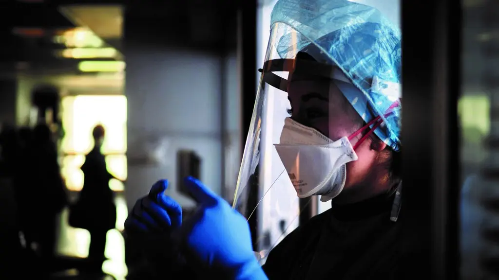 Persoal sanitario traballa protexido en unidades de coidados intensivos (Eduardo Sanz / Europa Press).