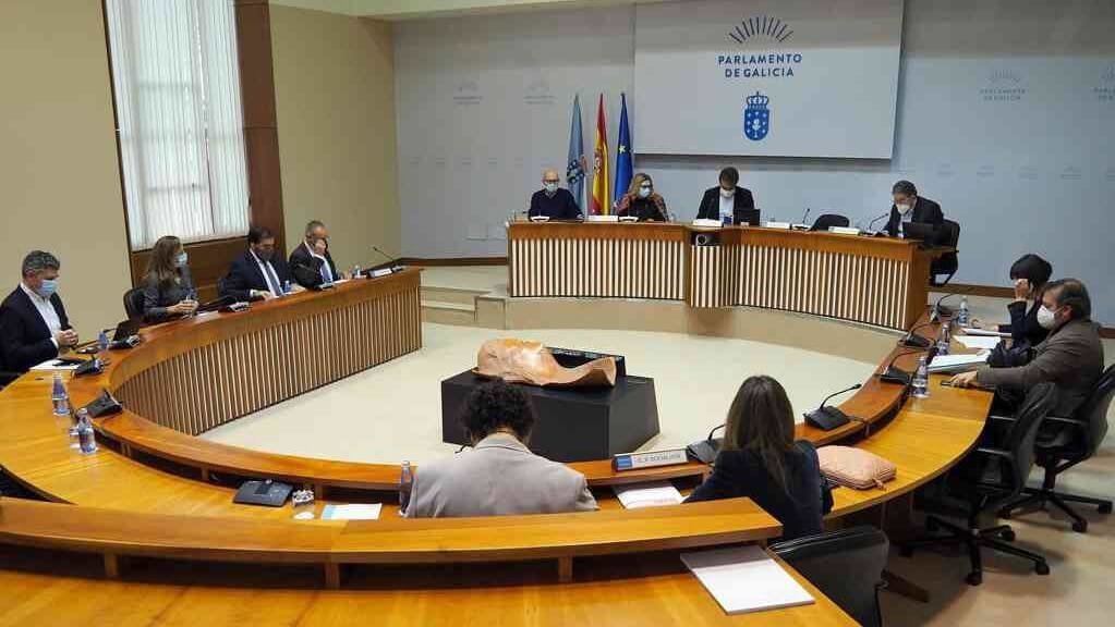 A comisión contou onte coa presencia dos representantes sindicais de UXT e CCOO e dos alcaldes de Pontevedra e Lalín (Foto: Arxina)