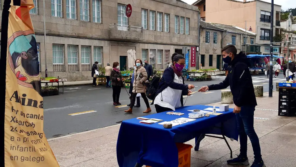Sinaturas campa&ntilde;a da Mesa Xabar&iacute;n Bueu foto da Mesa