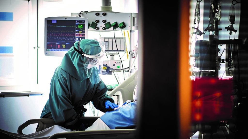 Persoal sanitario atende un paciente con Covid-19 nunha unidade de críticos (Eduardo Sanz / Europa Press).