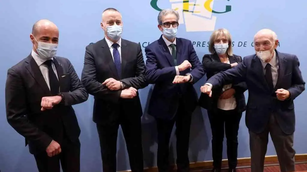 Diaz Barreiros, no centro, xunto aos vicepresidentes, que ser&aacute;n os que asuman novamente a Direcci&oacute;n da patronal (Foto: Arxina)