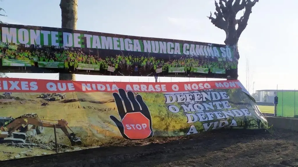 Pancarta instalada na zona (Foto: Plataforma Auga &eacute; Vida).
